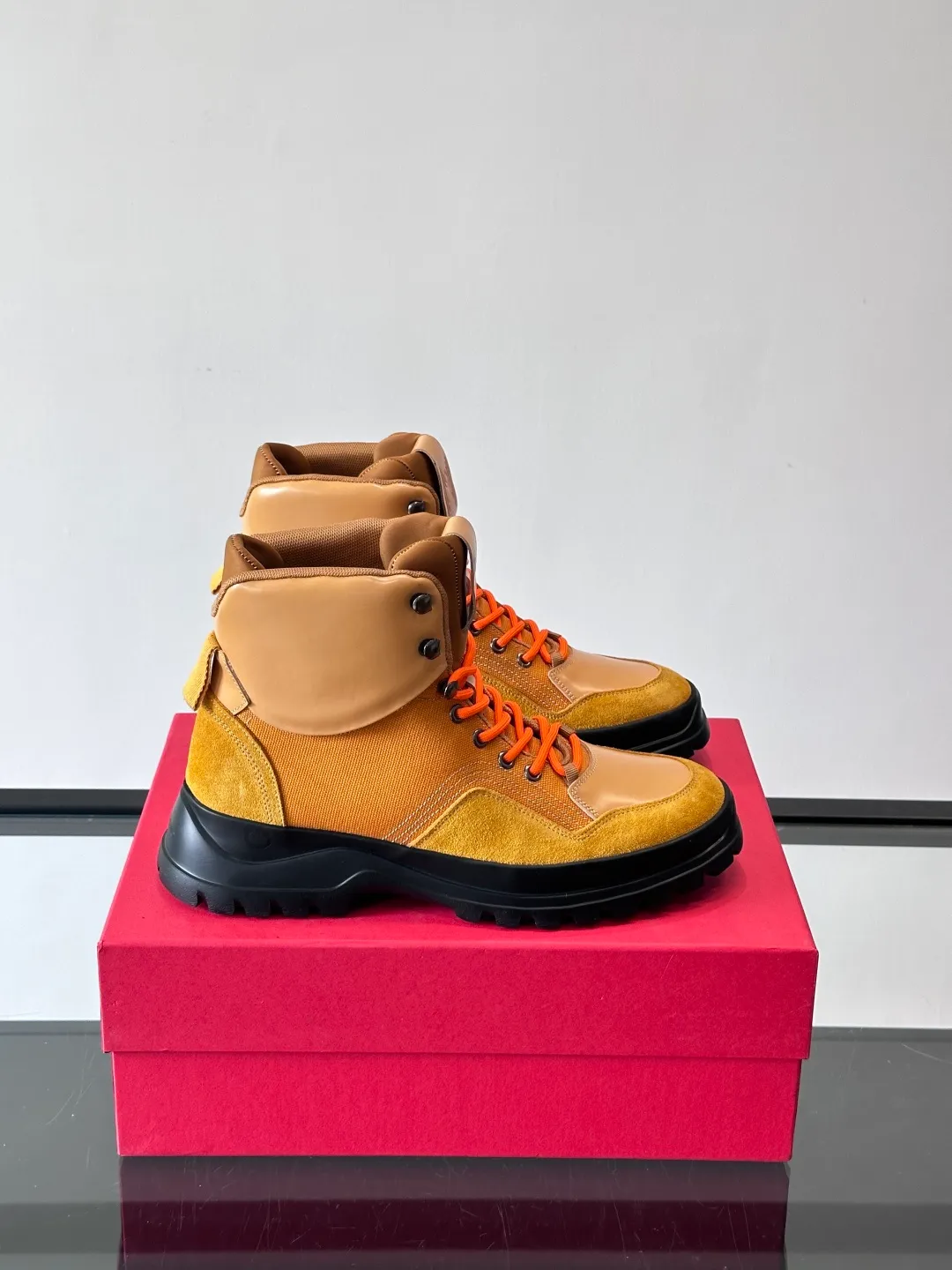 Men's shoes 💰960 Ferragamo's thick-soled lace-up short boots are made of suede + fabric splicing. They have a delicate texture and are breathable. The black rubber thick soles are wear-resistant and have strong traction. They can be worn every day outdoors! The shoelaces are super vibrant and the metal fastener details are perfect. The boot shaft is adjustable, comfortable and stable to wear. It goes well with workwear style or casual style in autumn and winter. It is warm and fashionable. It is suitable for outdoor activities or daily commuting! size: 39-44 (customized at 38.45.46)